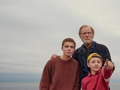 Film by the Sea opens with Youri and ends with 500 Miles. 