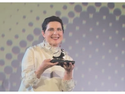 Isabella Rossellini pays tribute to her late father during a ceremony in Locarno. 