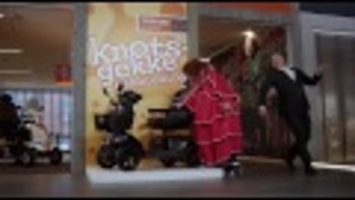 Heeft u hem ook in het roze? (Mango TV commercial 2017)