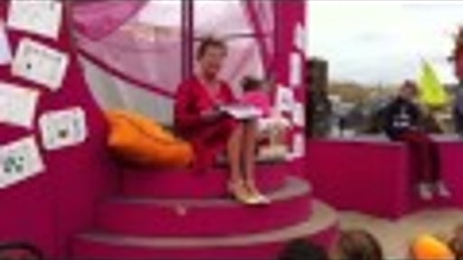 Marij Sloothaak leest voor op het Magneetfestival