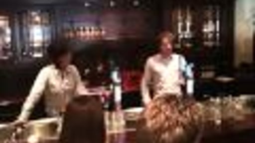 De swaffelende bartender