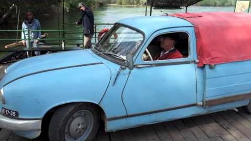 Met een Panhard pick-up uit 1958 over de rivier de Ebro
