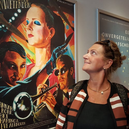Poserend voor de première poster in Het Eye te Amsterdam