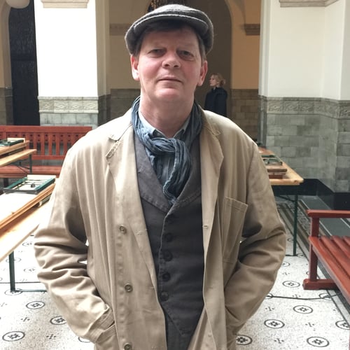 Peter Rene als beginnend acteur nog in een bescheiden rol, in die van een werkman