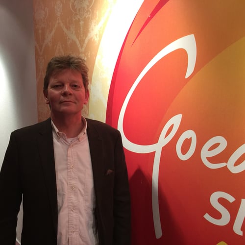 Peter Rene als beginnend acteur nog in een bescheiden rol, in die van een zakenman die een etentje heeft in de Rozenboom