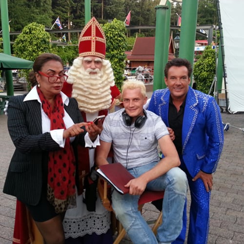 Regisseur Martijn van Nellestijn op de set met acteurs