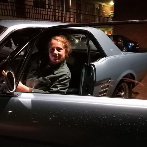 Marten in de auto van Raven
