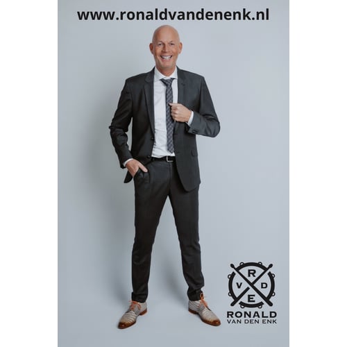 Ronald van den Enk in pak studio foto 2024