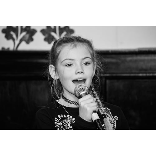 Zoe tijdens zangoptreden