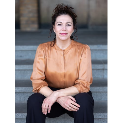 Vera zittend
