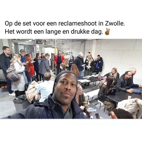 Edsel Rombley met overige figuranten voor een Reclame spotje.
