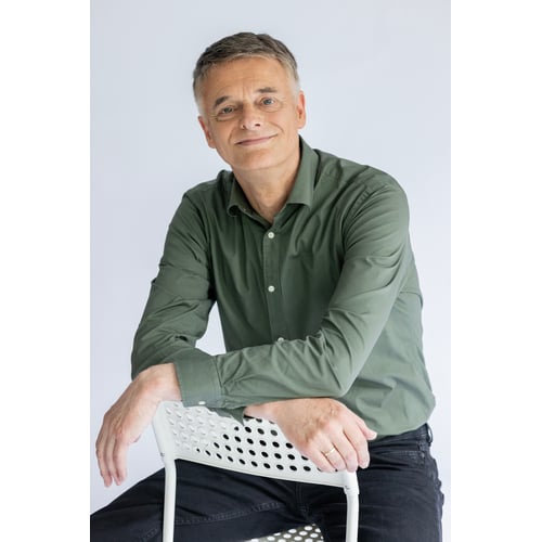 Jos zittend