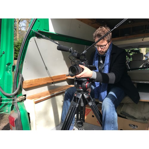 Tamino filmt in de groene bus