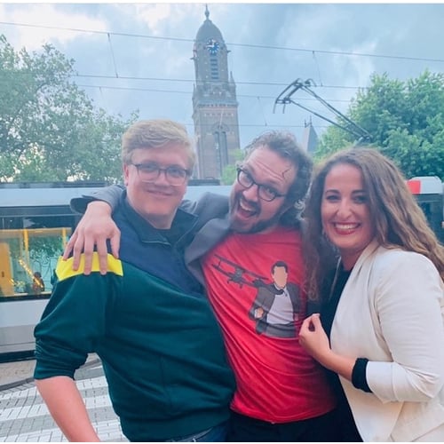 met regisseur van " MINAH" 