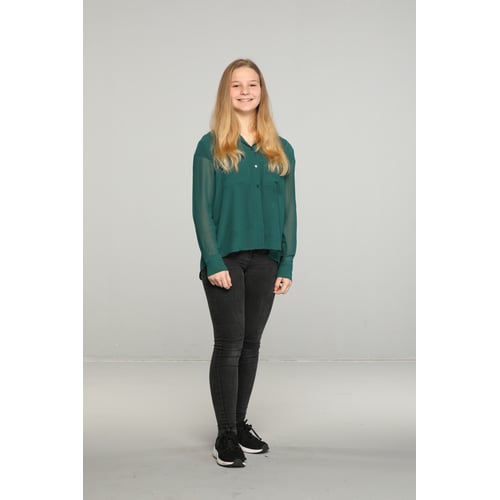 Benthe staand van voren
