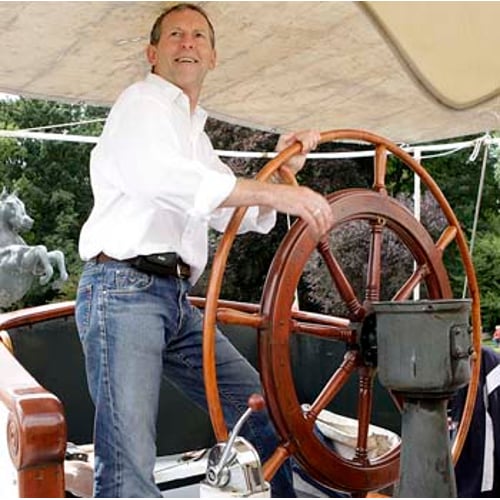 Sjors op zijn zeetjalk achter het roer