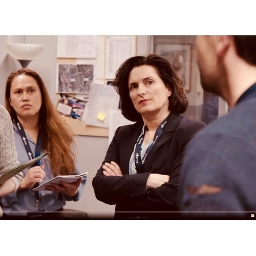 Playing detective on detective serie Suspect season 2, episode 2
