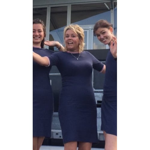 VIP hostess (middelste)