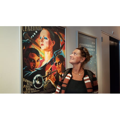 Poserend voor de première poster in Het Eye te Amsterdam