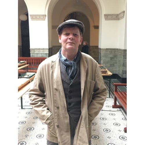 Peter Rene als beginnend acteur nog in een bescheiden rol, in die van een werkman
