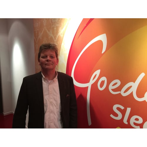 Peter Rene als beginnend acteur nog in een bescheiden rol, in die van een zakenman die een etentje heeft in de Rozenboom