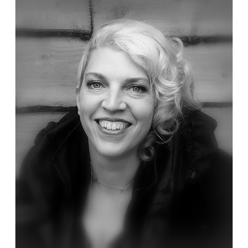 Ester presenteert
