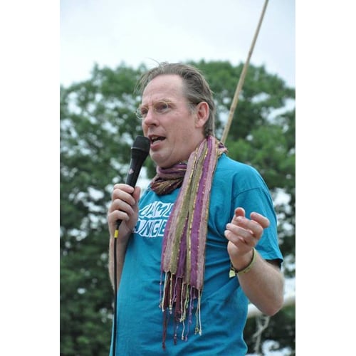 presentator en speaker at festival