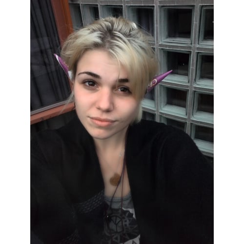 Blonde hair no make-up