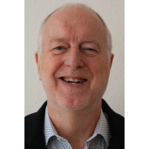 Chris Boots lacht