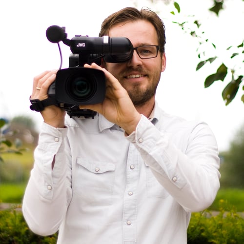Peter met schoudercamera