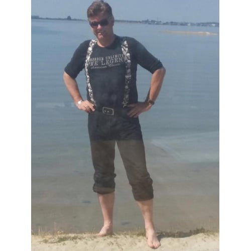 Leo met voeten in het water
