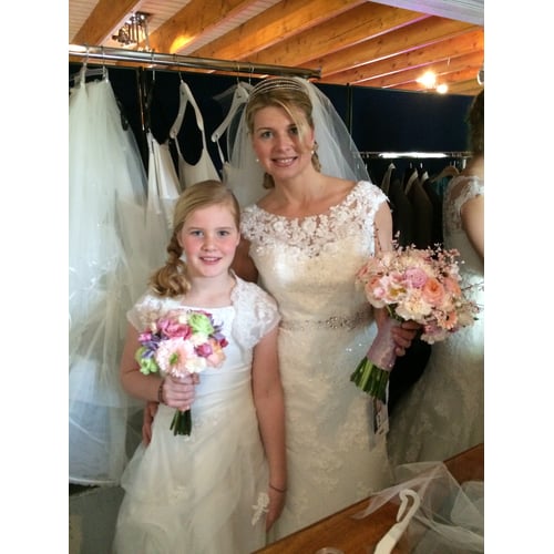 Bruidsmodel samen met dochter