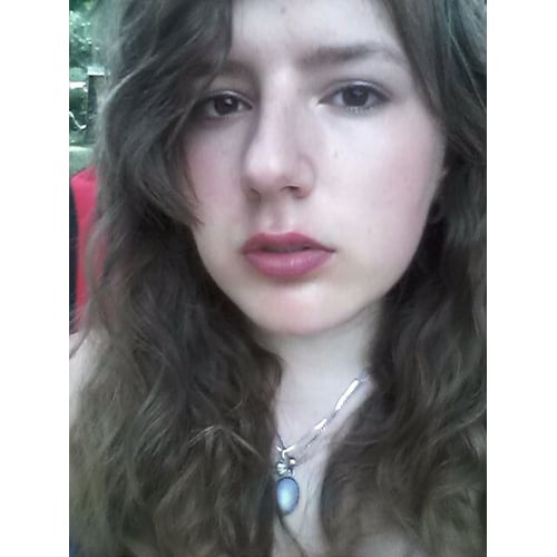 Geen make-up, uitgroeiende pony, krullen