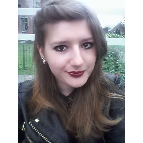 Donkere make-up, weggespelde pony