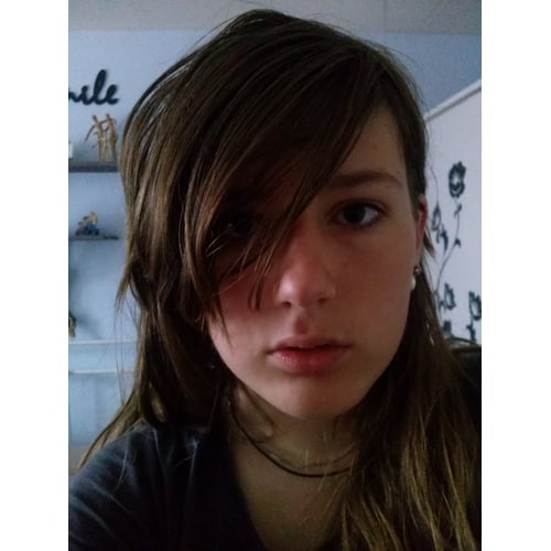Geen make-up, uitgroeiende pony