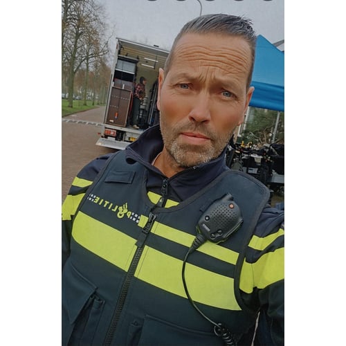 Agent in uniform
