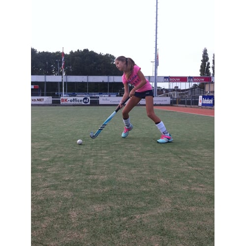 Tess aan het hockeyen
