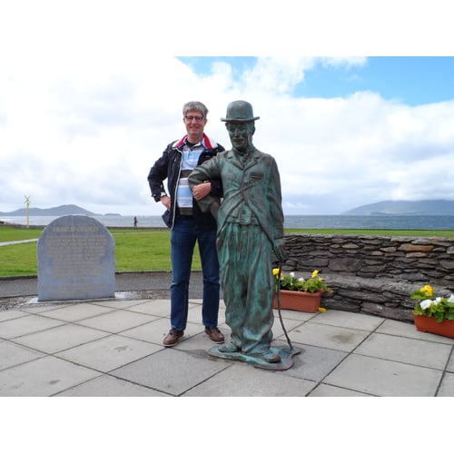 Arm in arm met Charlie Chaplin