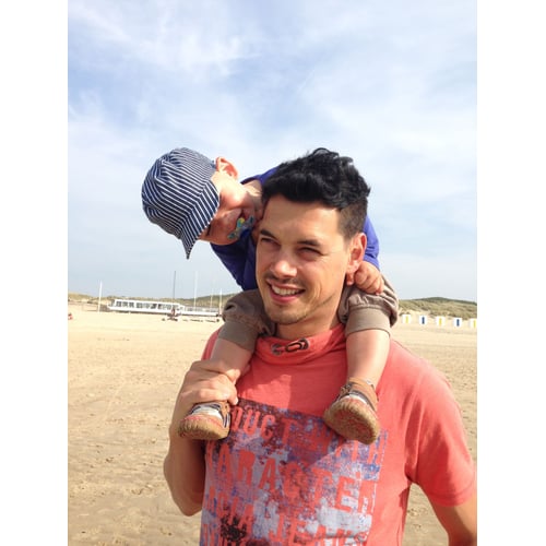 familie strand wandeling