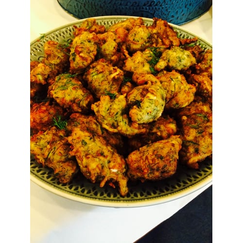Courgettekoekjes met dille, peterselie, en gesmolten fetakaas