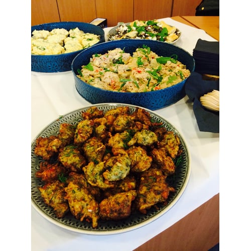 Brunch met tonijn met appel, peppaden, sperziebonen en eiersalade met truffel