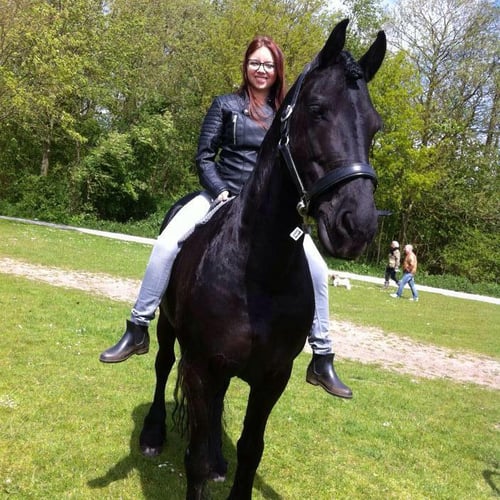 Lisa op Eelco (Het paard)