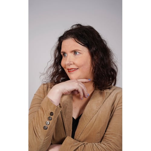 Medium vriendelijk, bruine outfit 