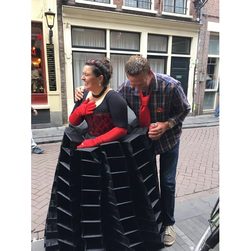 Schateren in kostuum