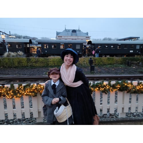 With child, Dickensdag 2025