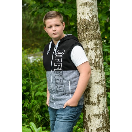Robin stoer bij boom
