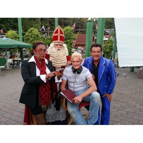 Regisseur Martijn van Nellestijn op de set met acteurs