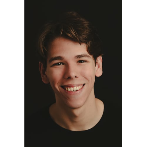 Headshot Chris Gubbels Zwart Achtergrond