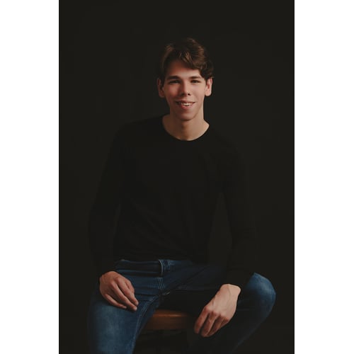 Full Body Shot Chris Gubbels Zwart Achtergrond 2