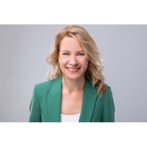Lachend Renate van Laarhoven